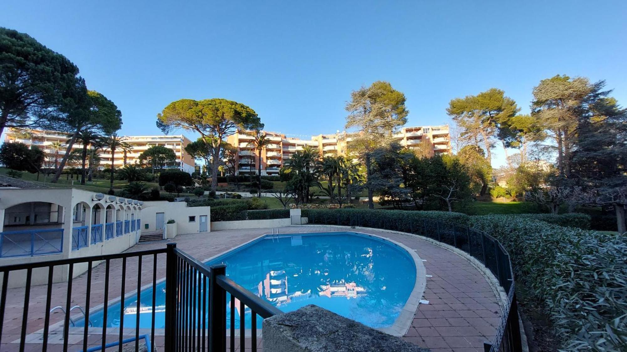 Charmant Appartement Residentiel Avec Terrasse, Jardin Privatif Et Piscine A Cannes Eksteriør bilde